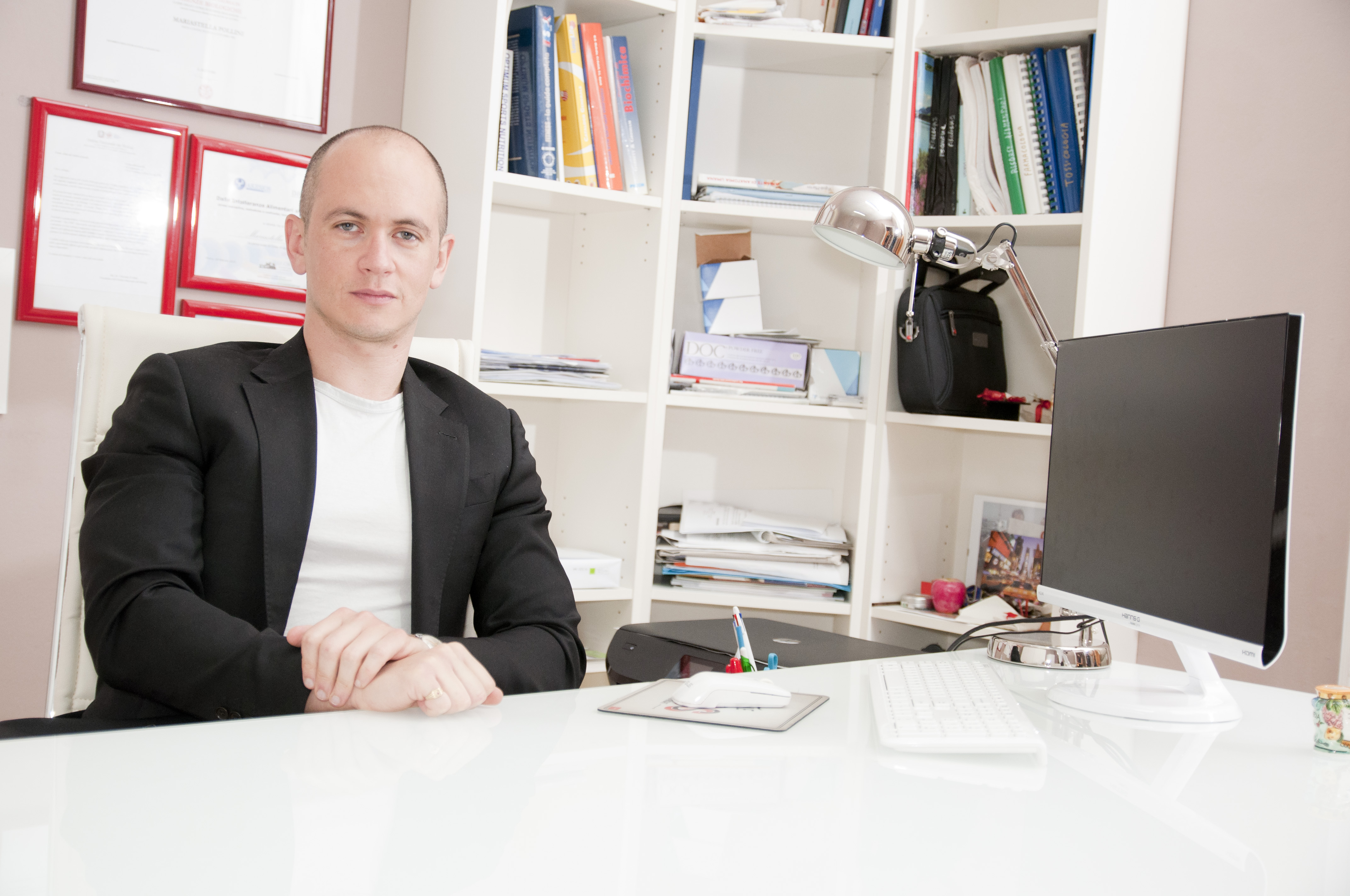 Foto professionale del Dott. Marco Gallo in studio